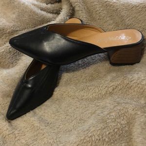 Black pointed sandals